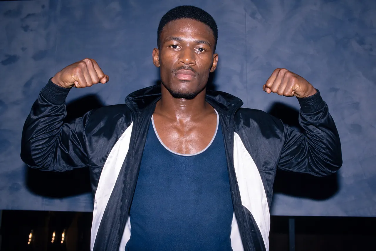 Boxing Weigh-In Flash Menino exemplo