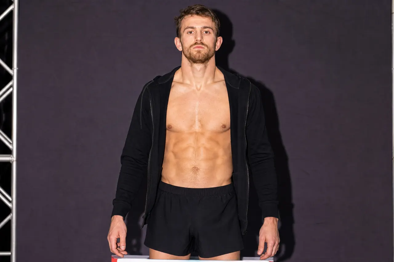 MMA Weigh-In Menino exemplo