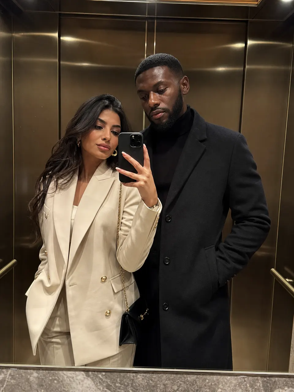 Influencer Elevator Pareja ejemplo
