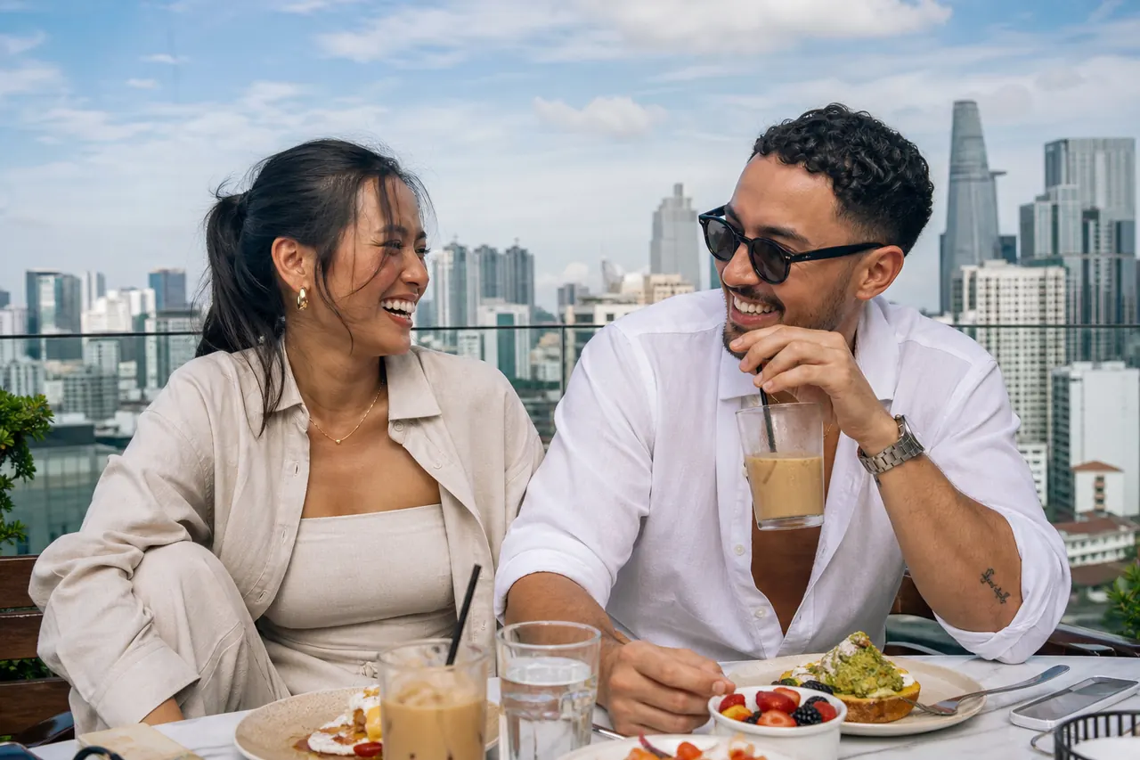 Influencer Rooftop Brunch Pareja ejemplo